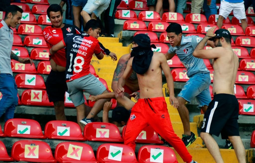 SỐC: Giải VĐQG Mexico hỗn chiến kinh hoàng, 2 người thiệt mạng - Ảnh 4.