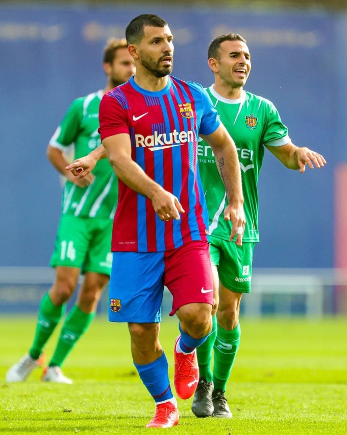 30 phút trong trận giao hữu với Cornella hôm 13/10 là lần đầu tiên Aguero chơi cho Barca. Ảnh: Twitter / FC Barcelona