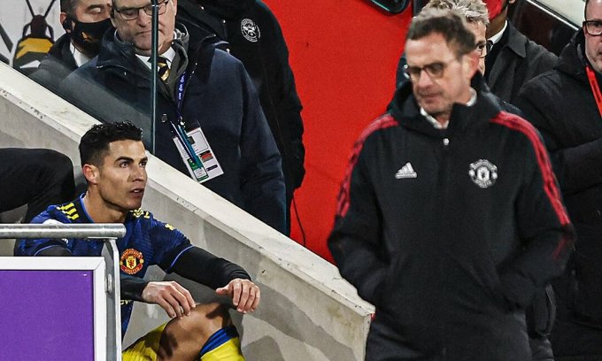 Ronaldo tỏ thái độ và chất vấn Rangnick sau khi bị rút khỏi sân. Ảnh: BR Football