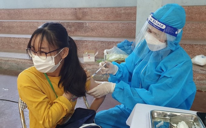 Tiêvs vaccine phòng Covid-19 cho học sinh Nghệ An. Ảnh: Hải Bình