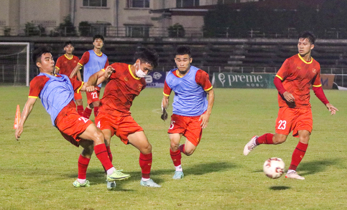Cầu thủ U23 Việt Nam tập luyện trên sân Quân đội ở Phnom Penh (Campuchia) ngày 18/2.
