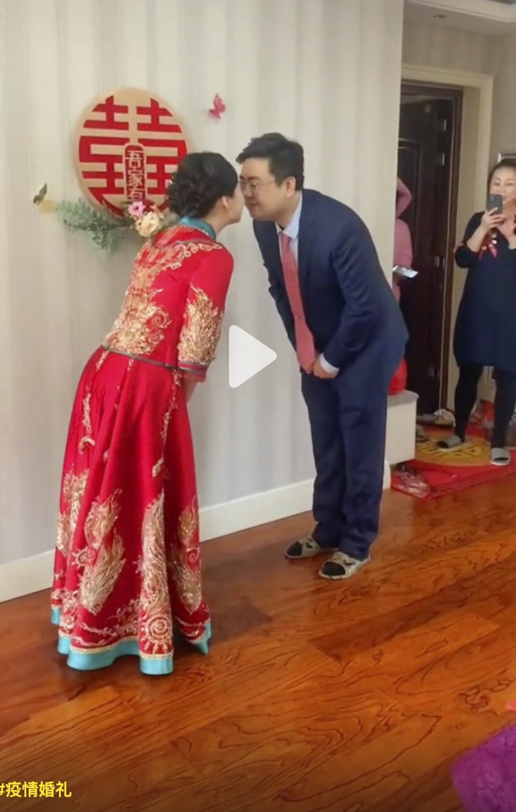 Cô dâu 'phá lệ' xách đồ sang nhà chú rể đang bị phong tỏa để làm đám cưới