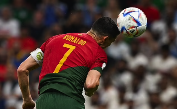 Ronaldo đánh đầu sau quả tạt của Fernades, trong trận thắng Uruguay trên sân Lusail. Ảnh: AFP