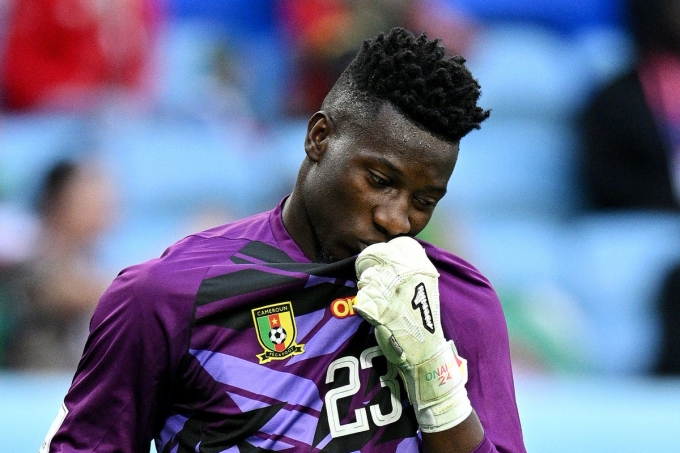 Onana bắt trong trận thua Thụy Sĩ 0-1 hôm 24/11, tại Qatar. Ảnh: Reuters.
