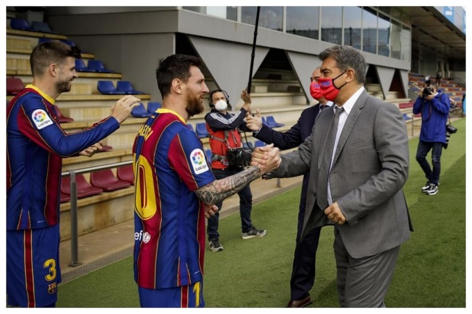 Messi bắt tay Chủ tịch Joan Laporta khi còn khoác áo Barca mùa 2020-2021. Ảnh: AP.