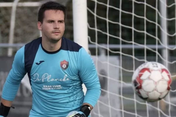 Thủ môn Arne Espeel lên cơn đau tim sau khi đẩy được penalty. Ảnh: Winkel Sport B