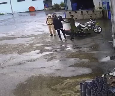 NÓNG: Tạm đình chỉ 4 cảnh sát liên quan vụ đánh, đá 1 nam sinh - Ảnh 1. NÓNG: Tạm đình chỉ 4 cảnh sát liên quan vụ đánh, đá 1 nam sinh - Ảnh 1.