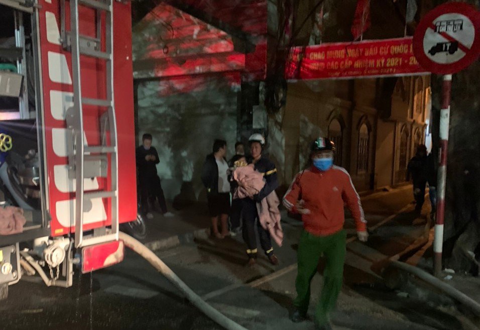 Cứu 5 người trong đám cháy lúc nửa đêm - Ảnh 3.