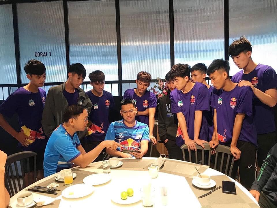 HLV Kiatisak dành sự tập trung cho HAGL trước thềm mùa giải 2022 