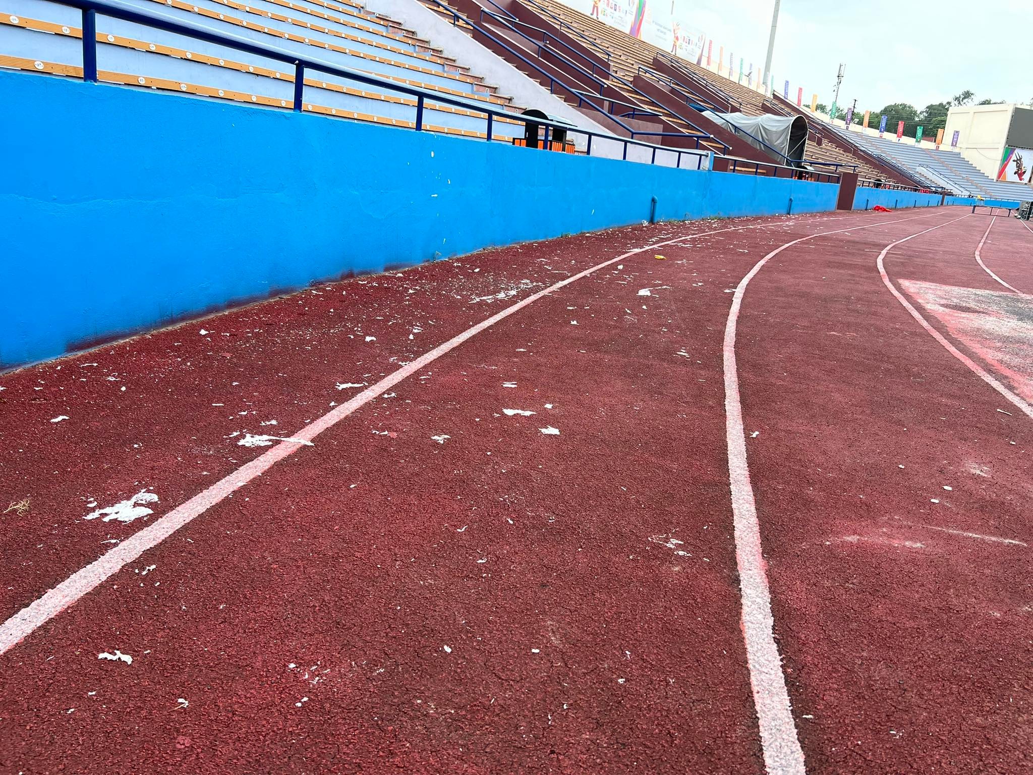 Sân Việt Trì không thể dọn sạch sau màn cổ vủ ném giấy vệ sinh 