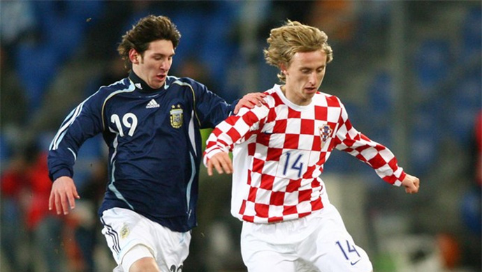 Messi trong lần đầu tiên đụng độ Modric