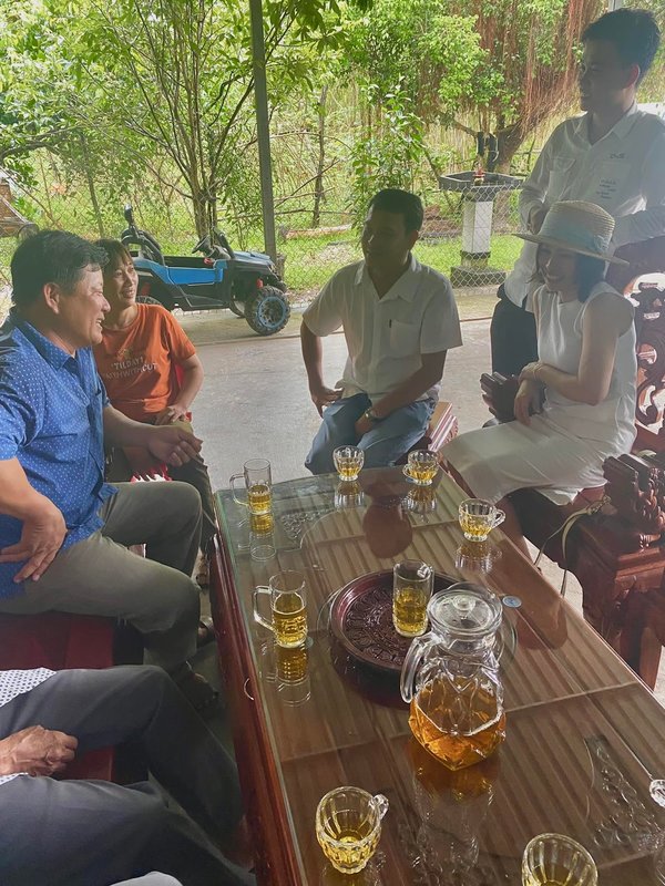  Đây là lần đầu tiên hai bên gia đình gặp mặt và không ai nghĩ họ lại là người quen năm xưa. (Ảnh: Facebook N.H)