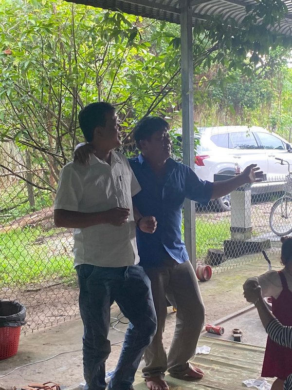  Ngay khi gặp mặt, hai người đã tay bắt mặt mừng, ôm chặt nhau mừng mừng, tủi tủi. (Ảnh: Facebook N.H)