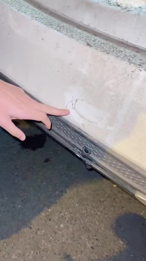  Chiếc xe ô tô bị nứt vỡ một khoảng rộng bằng nắm tay. (Ảnh: Chụp màn hình Beatvn)