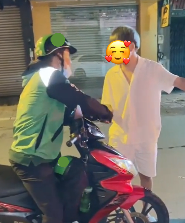  Chủ xe ô tô phải đứng ra hòa giải để tránh 2 người cãi cọ. (Ảnh: Chụp màn hình Beatvn)
