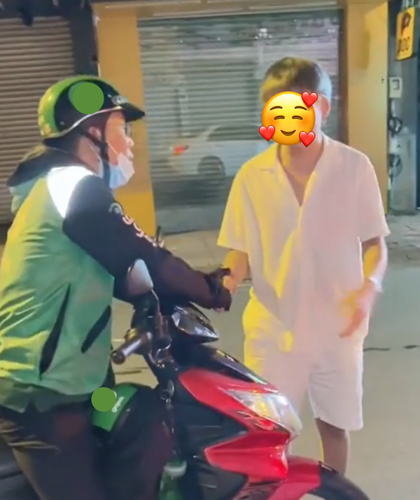  Người tài xế xe ôm bắt tay cảm ơn anh chàng vì đã không đòi đền bù. (Ảnh: Chụp màn hình Beatvn)