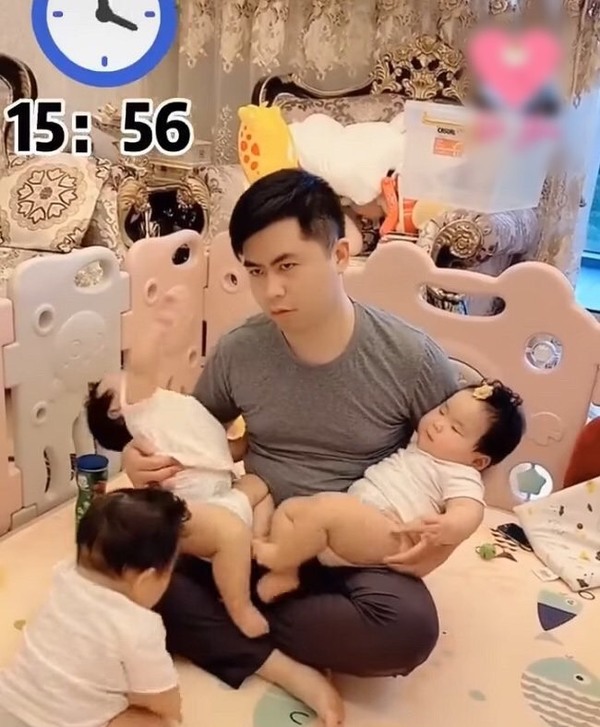 Gương mặt “bất lực” của ông bố khi phải “chiến đấu” với 3 nàng công chúa nhỏ. (Ảnh: Sohu)