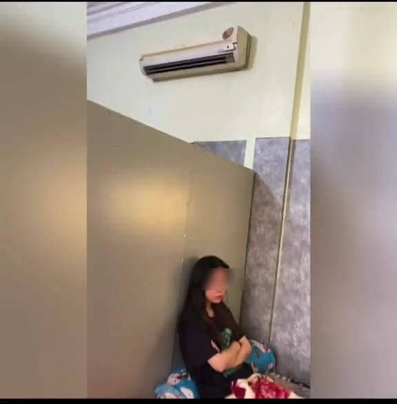  Một bạn vừa bật điều hòa, bật quạt đắp chăn cả ngày, còn một bạn chỉ được nằm điều hòa vào buổi tối. (Ảnh: TikTok @drama 24h3)