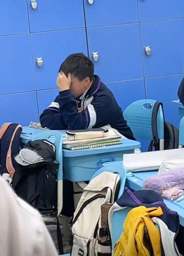  Hình ảnh cậu học sinh ngồi khóc trong lớp học vì đạt 147/150 điểm đã nhận được sự quan tâm của nhiều người. (Ảnh:&nbsp;Weibo Việt Nam)