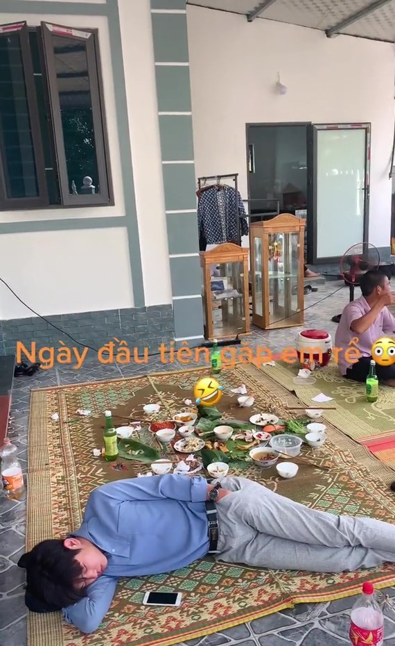  Chàng rể tương lai ngủ gục ngay tại mâm cơm. (Ảnh: Chụp màn hình TikTok Q.H.B.)
