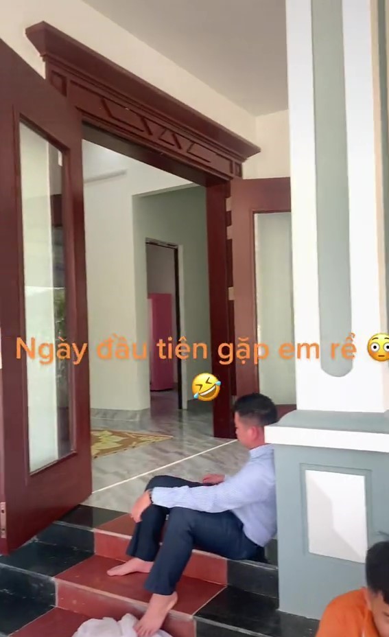  Nhiều thanh niên khác cũng đã ngủ gục sau bữa cơm trưa. (Ảnh: Chụp màn hình TikTok Q.H.B.)