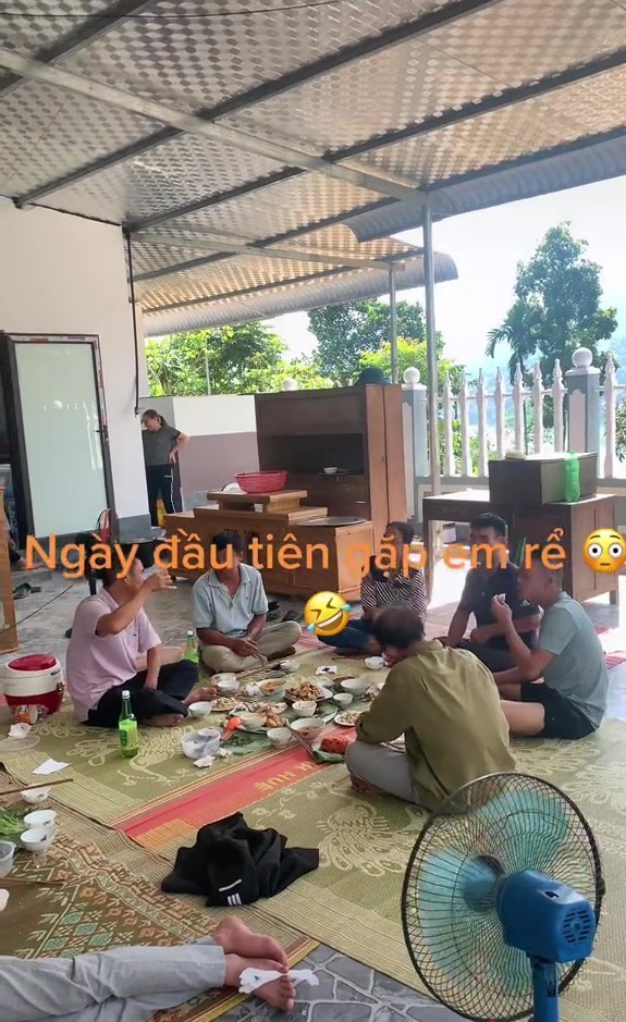  Ở mâm bên cạnh, các chú, các bác vẫn đang tiếp tục cuộc vui. (Ảnh: Chụp màn hình TikTok Q.H.B.)