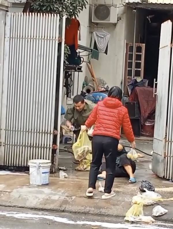  Người đàn ông vội vàng chạy ra khi thấy mẹ ngã. (Ảnh: Facebook Beatvn)