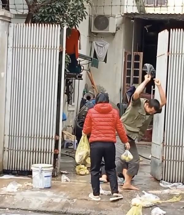  Chú tức giận ném toàn bộ số cá của mẹ đi. (Ảnh: Facebook Beatvn)