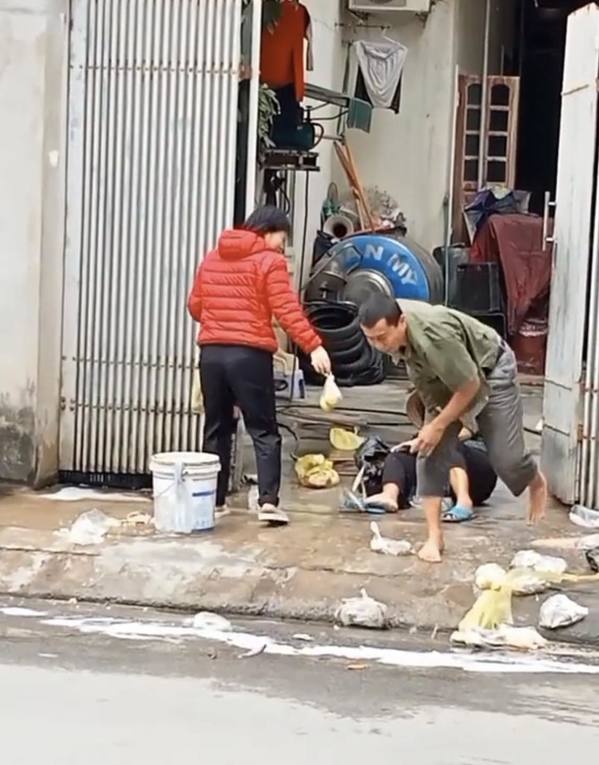  Chú bất lực hét lên chỉ mong mẹ có thể nghỉ ngơi, không cần phải vất vả nữa. (Ảnh: Facebook Beatvn)