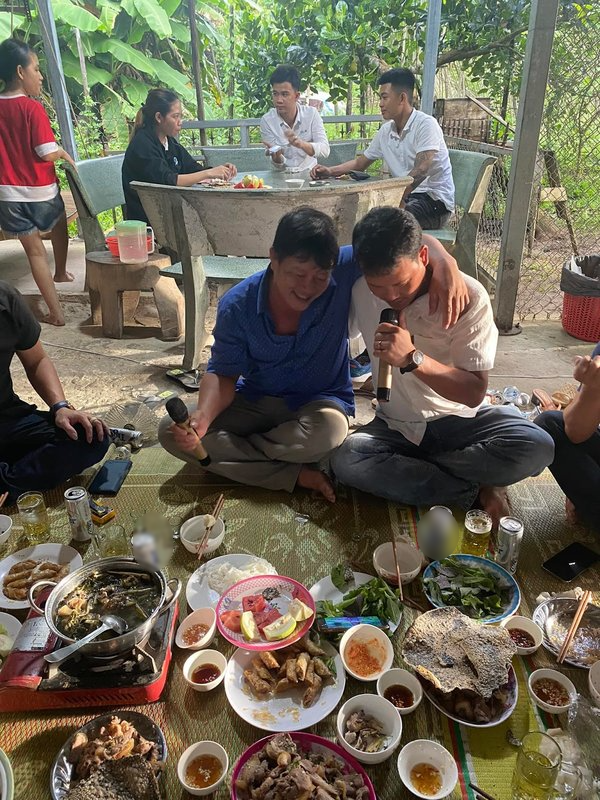  Tình cờ, hai ông sui gia lại là đồng chí thân thiết đã mất liên lạc với nhau suốt 21 năm. (Ảnh: Facebook N.H)