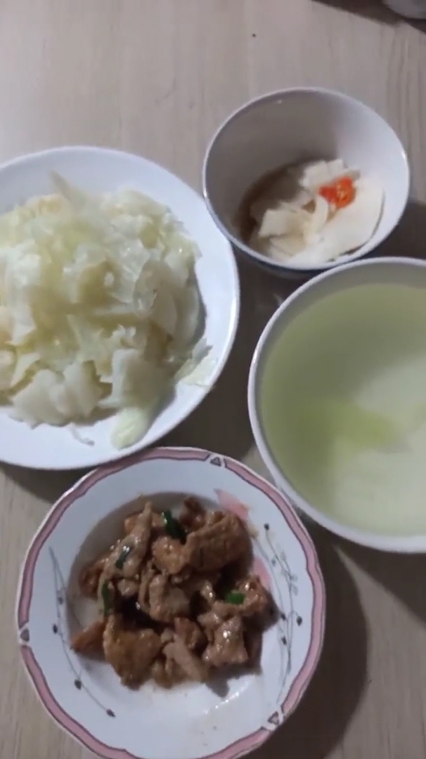  Bữa cơm 10 nghìn đồng cho 4 người.&nbsp;(Ảnh: Chụp màn hình Facebook B.V)