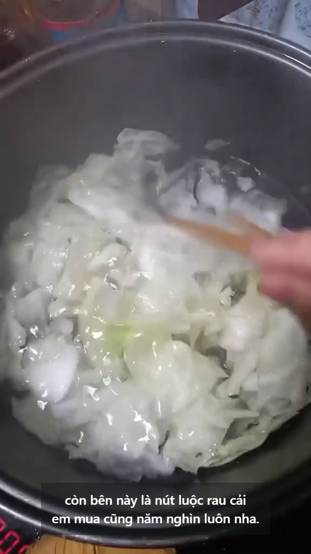  Rau cải cô luộc để tận dụng nước.&nbsp;(Ảnh: Chụp màn hình Facebook B.V)