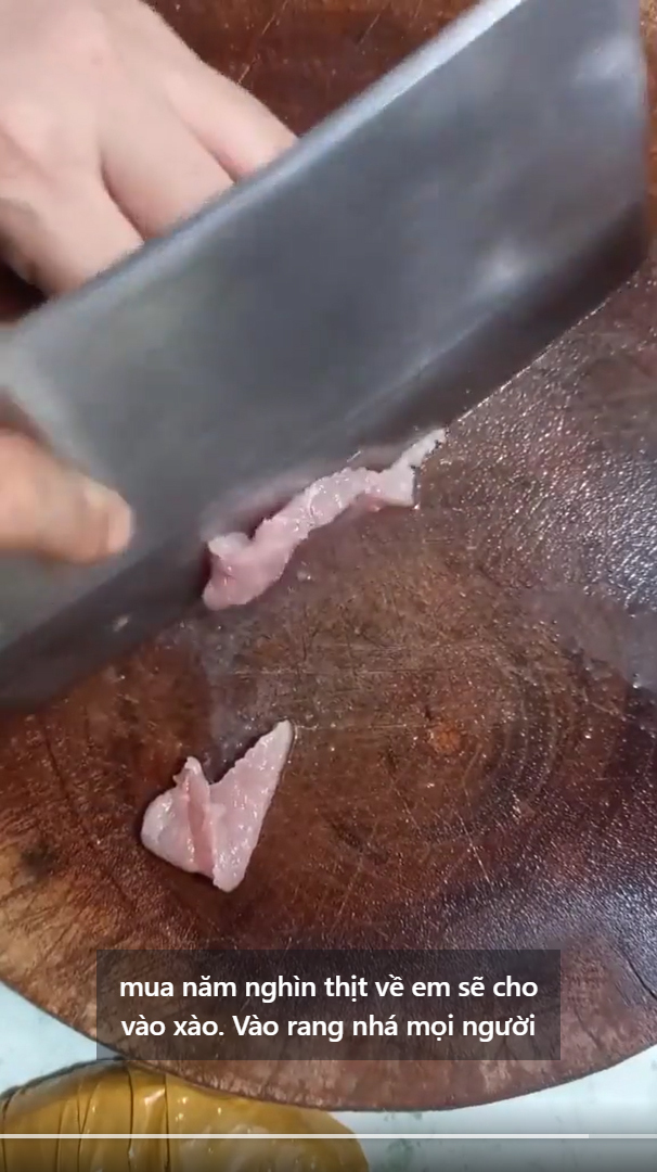  Thịt được cô thái nhỏ để kho mặn.&nbsp;(Ảnh: Chụp màn hình Facebook B.V)