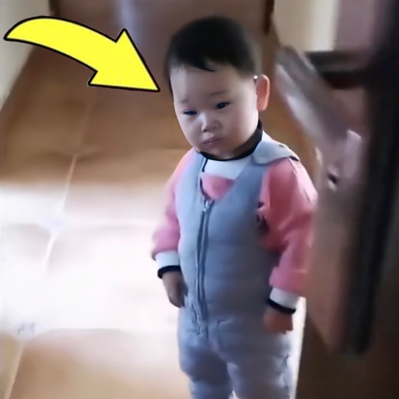 Em bé ngơ ngác, đứng nép vào cửa khi nhìn thấy mẹ. (Ảnh: 163)