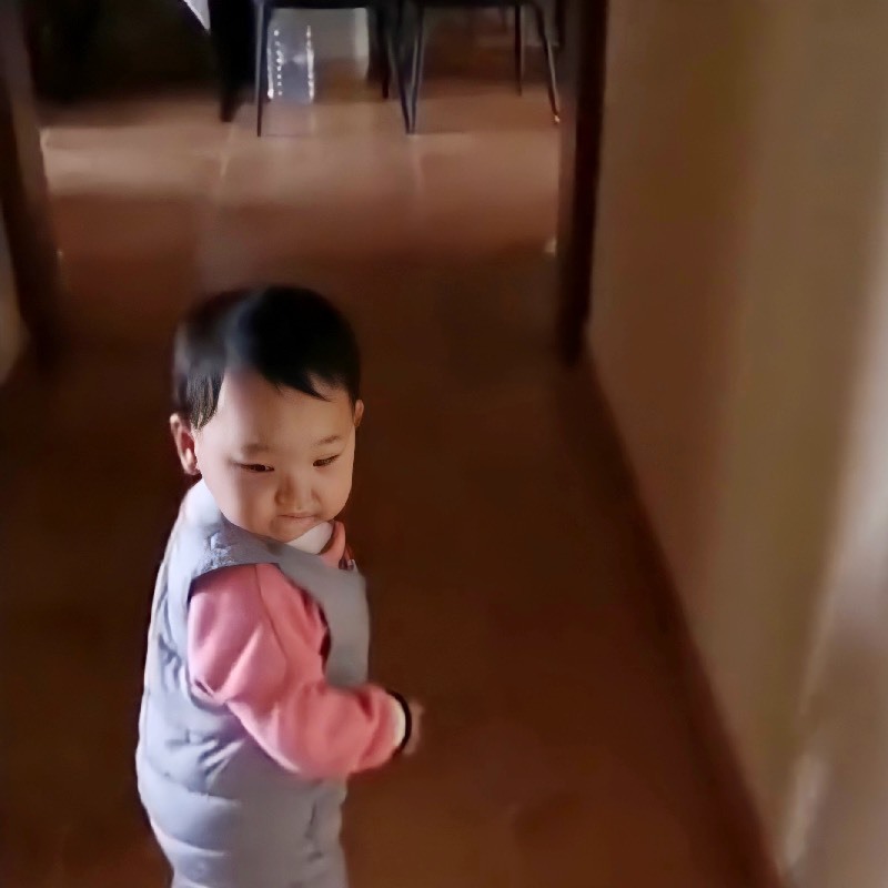  Bé&nbsp;đã quay lưng chạy ngay vào nhà sau khi nghe tiếng mẹ gọi. (Ảnh: 163)