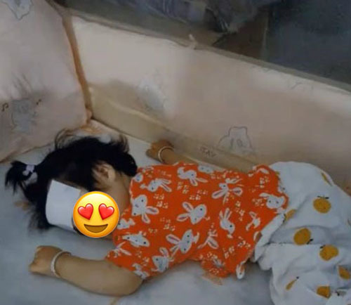  Nhìn đứa bé ốm sốt chỉ có mẹ ở bên&nbsp;chăm sóc&nbsp;mà ai cũng thấy xót xa.&nbsp;(Ảnh: Sohu)