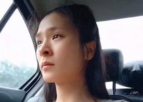  Người phụ nữ khóc vì tủi thân khi phải một mình đưa con đến bệnh viện. (Ảnh: Sohu)