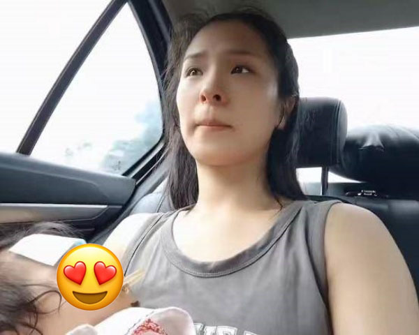  Vừa ôm đứa con sốt cao trong tay người mẹ vừa rưng rưng nước mắt.&nbsp;(Ảnh: Sohu)