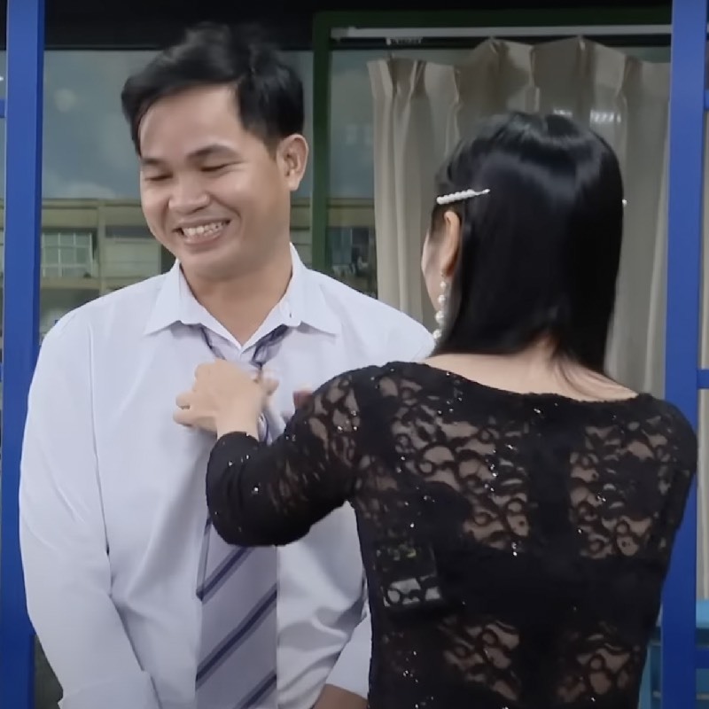  Món quà chị Nhẫn tặng anh Tuấn là một chiếc cà vạt. (Ảnh: Chụp màn hình Hẹn ăn trưa)