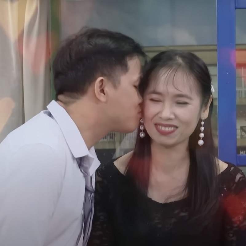  Anh Tuấn thể hiện tình cảm của mình với chị Nhẫn. (Ảnh: Chụp màn hình Hẹn ăn trưa)