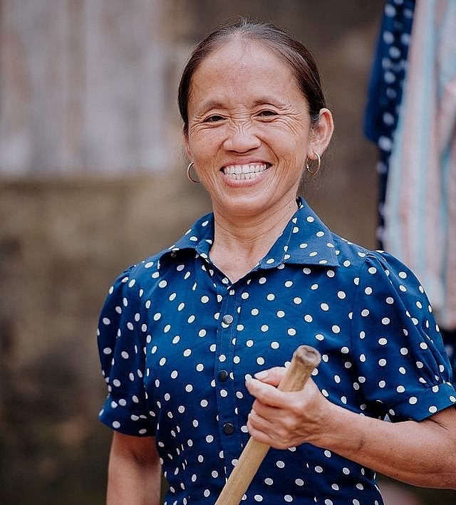  Bà Tân quen mặt với những hình ảnh giản dị, mộc mạc khi quay video. (Ảnh: Dân Việt)