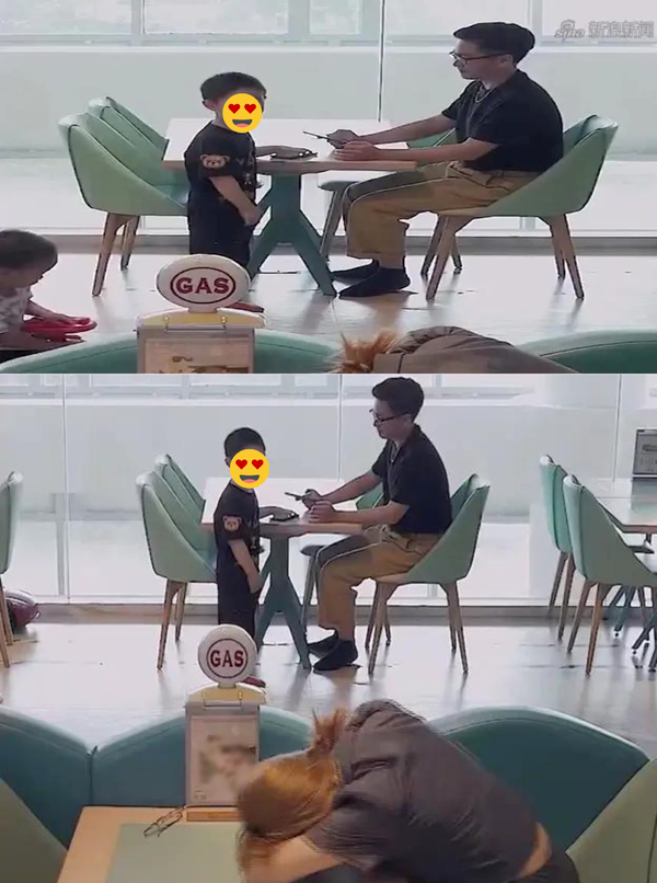  Cậu bé nhanh nhẹn sang bàn đối diện để xin “in4” cho chị gái. (Ảnh: Chụp màn hình Douyin J.R)