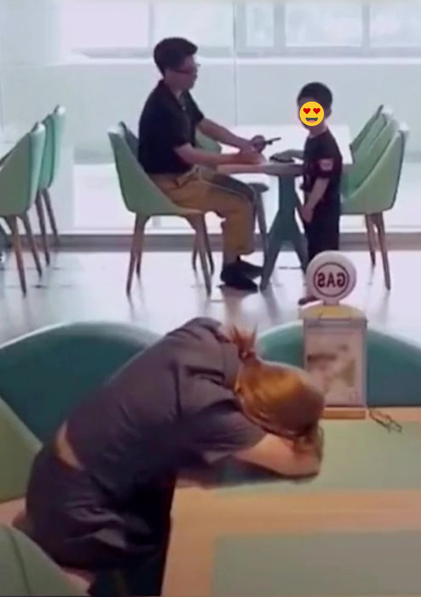  Cậu bé bất ngờ hét to thông báo chàng trai đã có người yêu khiến cô chị xấu hổ chỉ biết giấu mặt đi. (Ảnh: Chụp màn hình Douyin J.R)
