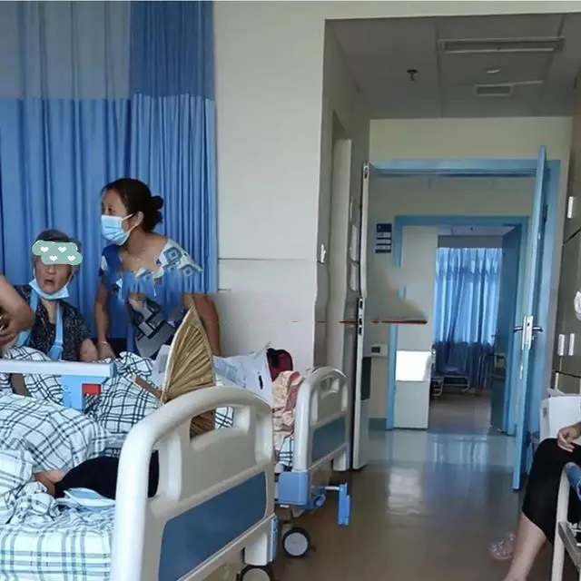  Người mẹ muốn khuyên ngăn nhưng không thể làm gì được đành bất lực ngồi im.&nbsp;(Ảnh: 163.com)