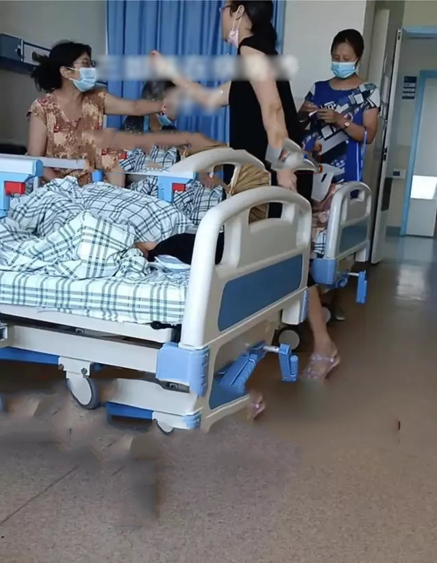  Cả 3 cãi nhau ngay tại giường bệnh trước mặt mẹ của mình.&nbsp;(Ảnh: 163.com)
