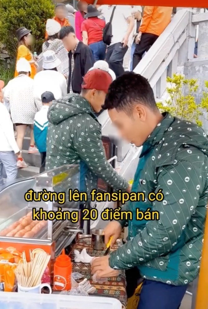  Chủ sạp không ngần ngại tiết lộ thu nhập của mình với khách. (Ảnh: TikTok D.T)