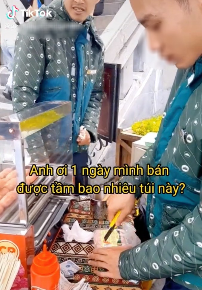  Nhiều người ngỡ ngàng khi biết doanh thu&nbsp;của anh chàng bán xúc xích tại đường lên đỉnh Fansipan. (Ảnh: TikTok D.T)