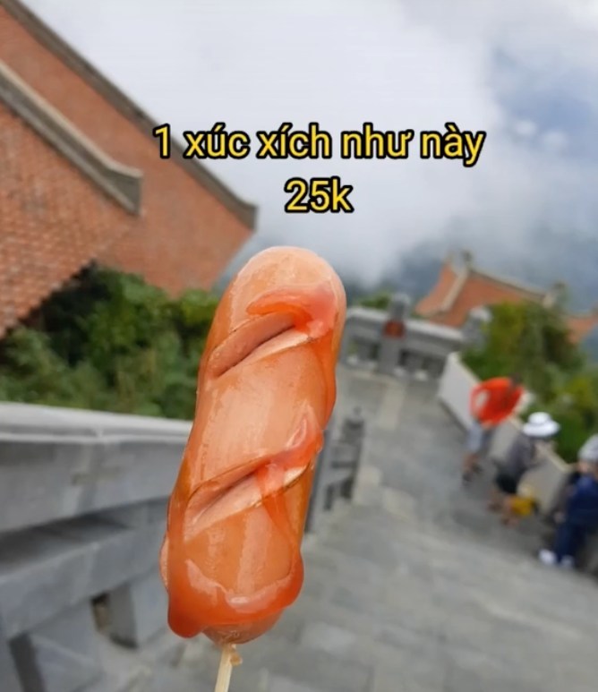  Xúc xích được bán trên đỉnh Fansipan có giá đắt hơn so với nơi khác. (Ảnh: TikTok D.T)