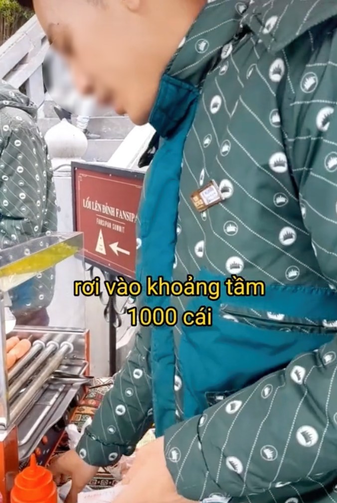  Tuy sạp không lớn nhưng mỗi ngày vẫn bán được số lượng lớn&nbsp;xúc xích. (Ảnh: TikTok D.T)&nbsp;
