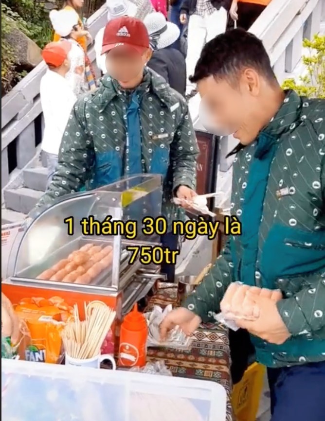  Doanh thu của một điểm bán xúc xích trên đường lên đỉnh Fansipan lên đến hàng trăm triệu đồng. (Ảnh: TikTok D.T)